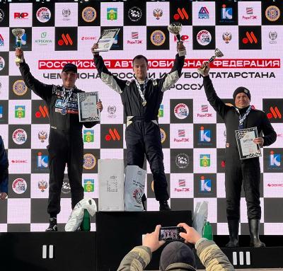 Роман Степанов (справа)